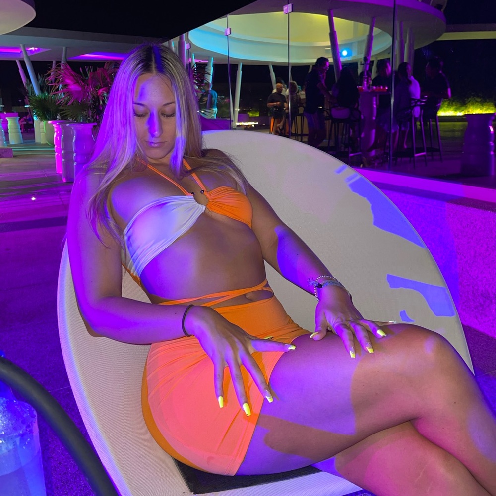 Meet your Posher, Hallie